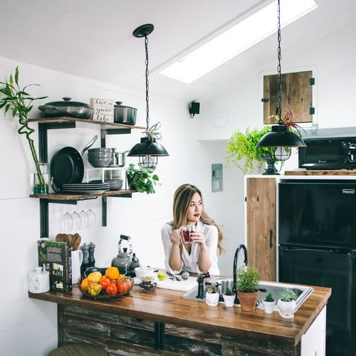 vi-sao-ban-nen-trong-cay-xanh-trong-nha-bep