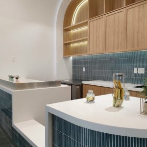 Tủ bếp mặt đá nhân tạo